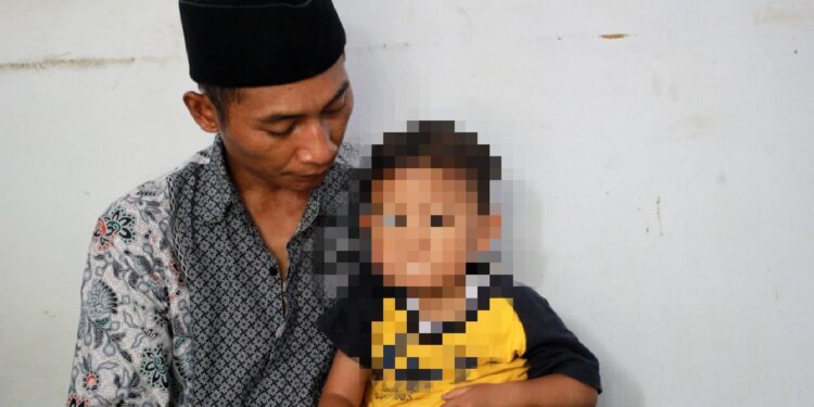 Andik Harianto bersama anaknya Gean Putra Harianto yang selamat dari tragedi stadion Kanjuruhan.