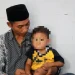 Andik Harianto bersama anaknya Gean Putra Harianto yang selamat dari tragedi stadion Kanjuruhan.