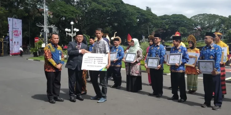 bpjs ketenagakerjaan - BPJS Ketenagakerjaan Serahkan Klaim Korban Tragedi Kanjuruhan