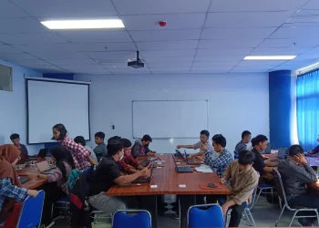 Suasana Pelatihan Teknologi Otomasi Pembelajaran oleh Polinema yang diikuti 20 peserta dari berbagai perguruan tinggi.