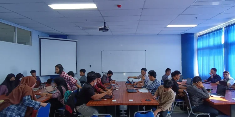 Suasana Pelatihan Teknologi Otomasi Pembelajaran oleh Polinema yang diikuti 20 peserta dari berbagai perguruan tinggi.