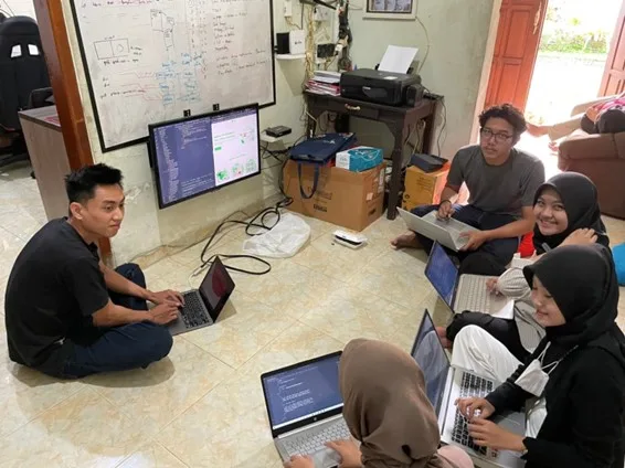 Suasana Pelatihan Teknologi Otomasi Pembelajaran oleh Polinema yang diikuti 20 peserta dari berbagai perguruan tinggi.