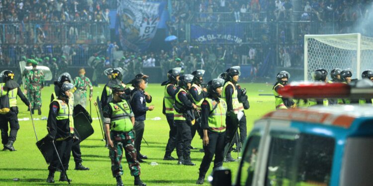 Kericuhan stadion kanjuruhan saat petugas lepaskan gas air mata
