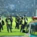 Kericuhan stadion kanjuruhan saat petugas lepaskan gas air mata
