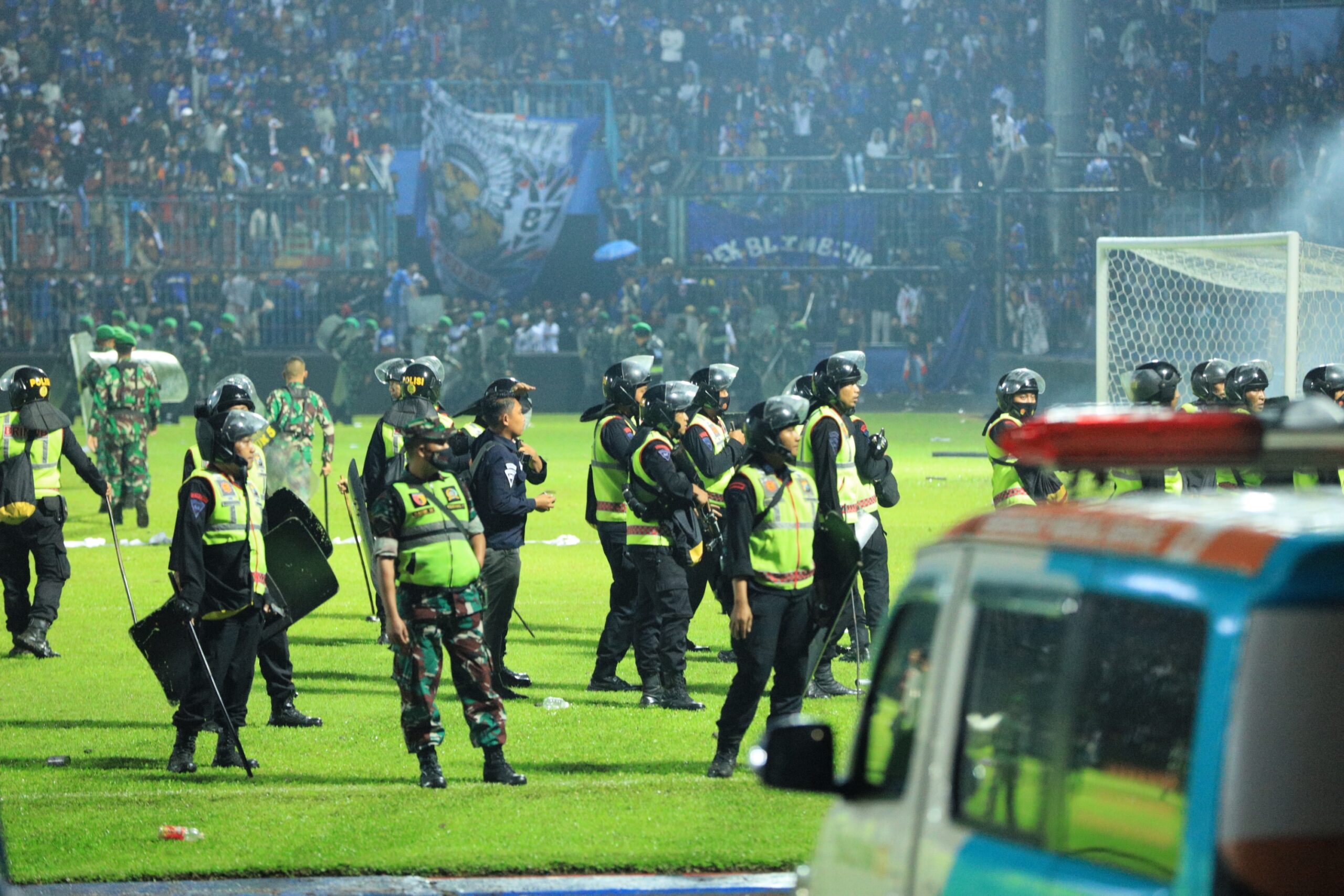 Kericuhan stadion kanjuruhan saat petugas lepaskan gas air mata