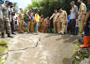 Bupati Malang meninjau tanah gerak di Dampit