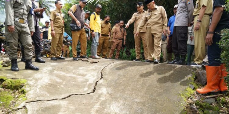 Bupati Malang meninjau tanah gerak di Dampit