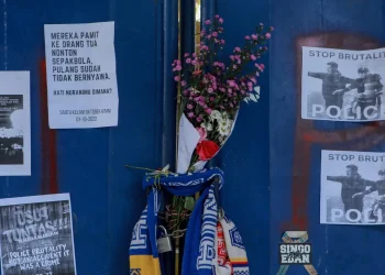 bunga dan syal pasca tragedi kanjuruhan