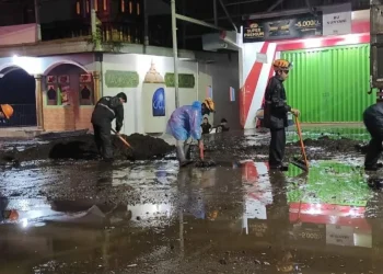 pembersihan material akibat banjir