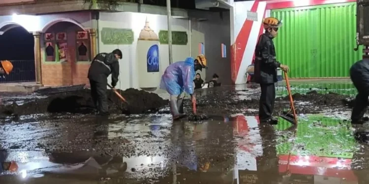 pembersihan material akibat banjir