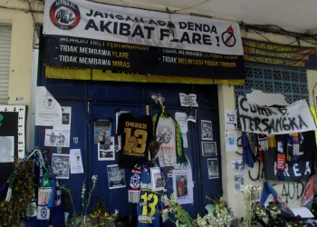 ekspresi duka terus mengalir di stadion kanjuruhan