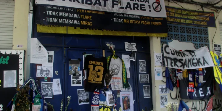 ekspresi duka terus mengalir di stadion kanjuruhan