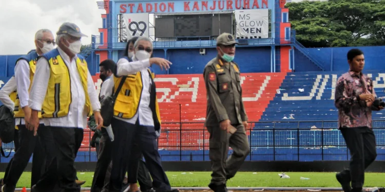 Kementerian PUPR melakukan audit terhadap Stadion Kanjuruhan. Foto: Rubianto