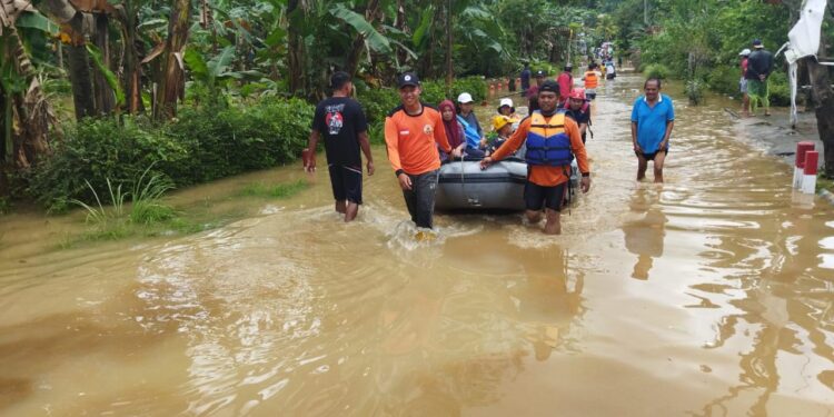 BPBD Kabupaten Malang mengevakuasi warga yang renta akibat air sungai meluap