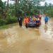 BPBD Kabupaten Malang mengevakuasi warga yang renta akibat air sungai meluap