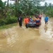 BPBD Kabupaten Malang mengevakuasi warga yang renta akibat air sungai meluap