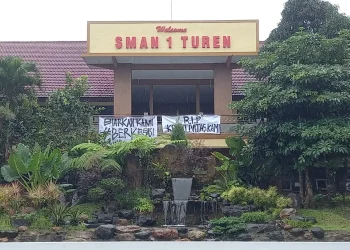 Para Siswa SMA Negeri 1 Turen Malang lakukan aksi demo