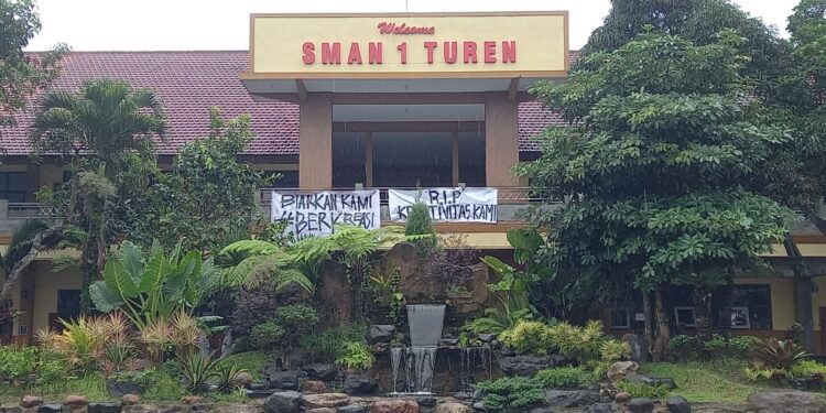 Para Siswa SMA Negeri 1 Turen Malang lakukan aksi demo