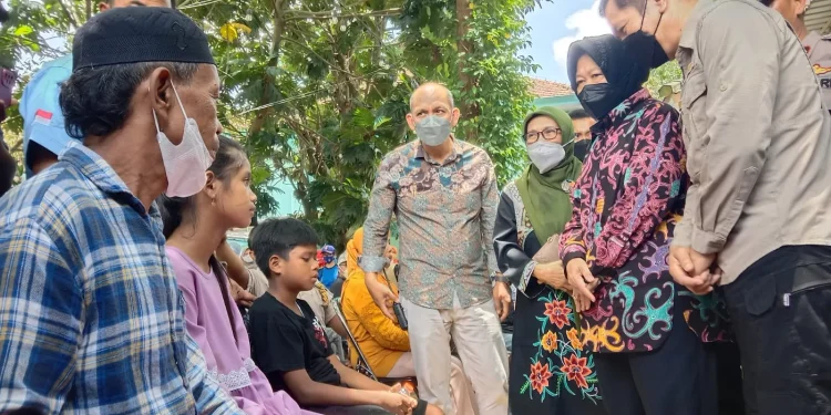 Mensos Risma kunjungan keluarga korban Tragedi Kanjuruhan