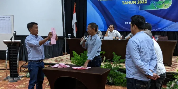 Suasana pemilihan Ketua Askot PSSI Kota Batu periode 2022-2026 dalam Kongres Luar Biasa (KLB) pada Minggu (23/10/2022). Foto/Azmy