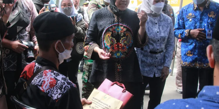 Mensos Tri Rismaharini, berikan bantuan pada keluarga korban Tragedi kanjuruhan