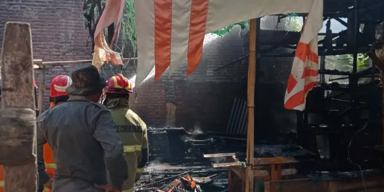 Pabrik kerajinan entong terbakar