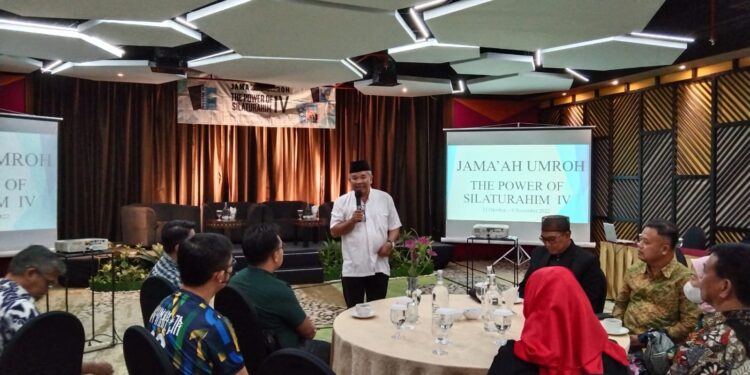 Inisiator dan penyandang dana Umrah The Power Silaturahim Dr Aqua Dwipayana menyampaikan sambutan. Foto-foto: Rahman.