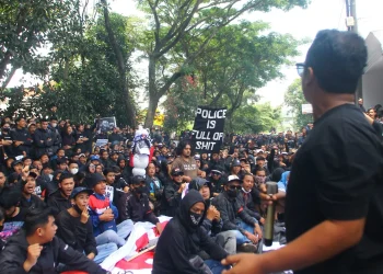 Aremania Gelar Aksi di Kantor Kejari Kota Malang