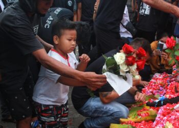 Solidaritas semua kalangan ikut tabur bunga dan doa bersama memberikan penghormatan untuk Aremania yang gugur pada Tragedi Kanjuruhan. Foto : Rubianto/Tugumalang.id