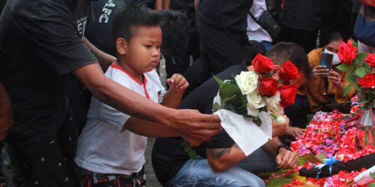 Solidaritas semua kalangan ikut tabur bunga dan doa bersama memberikan penghormatan untuk Aremania yang gugur pada Tragedi Kanjuruhan. Foto : Rubianto/Tugumalang.id