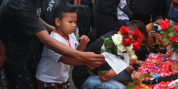 stadion kanjuruhan,stadion kanjuruhan malang - Sore Masih Penuh Duka di Stadion Kanjuruhan Malang
