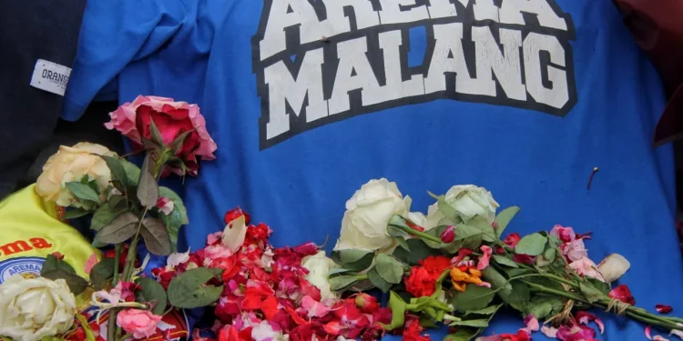 stadion kanjuruhan,stadion kanjuruhan malang - Sore Masih Penuh Duka di Stadion Kanjuruhan Malang