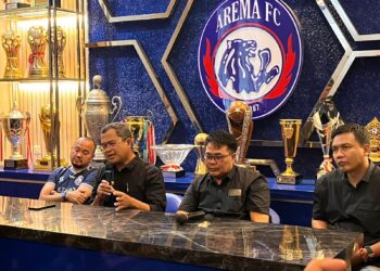 Ketua Panpel Arema FC Abdul Haris (dua dari kiri) saat konferensi pers di Kantor Arema FC, Jumat (7/10/2022).