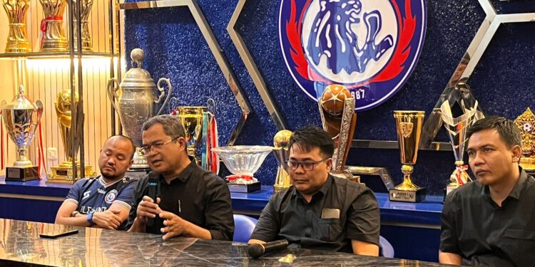 Ketua Panpel Arema FC Abdul Haris (dua dari kiri) saat konferensi pers di Kantor Arema FC, Jumat (7/10/2022).