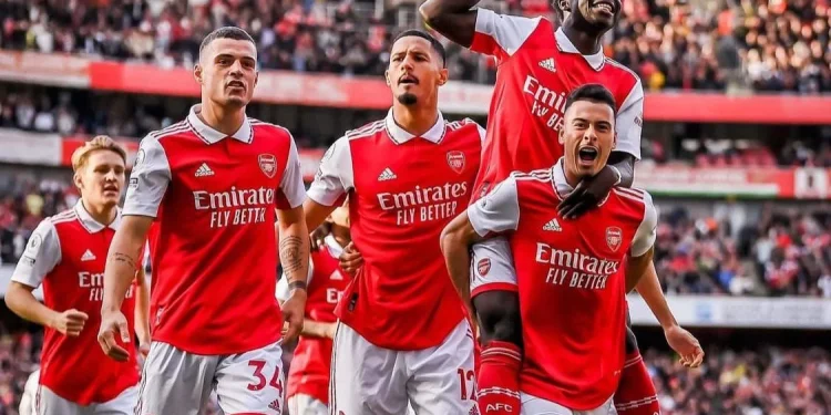 Gabriel Martinelli merayakan golnya di menit awal pertandingan melawan Liverpool bersama rekan setimnya.