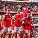 Gabriel Martinelli merayakan golnya di menit awal pertandingan melawan Liverpool bersama rekan setimnya.