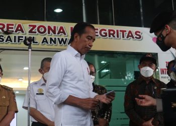 Presiden Joko Widodo sesat konferensi pers di RSSA Malang.