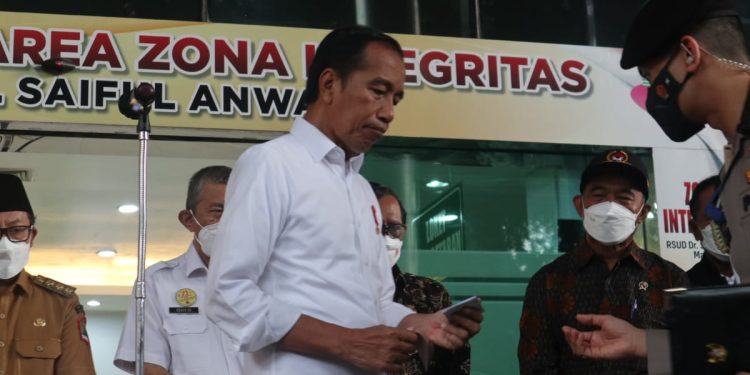Presiden Joko Widodo sesat konferensi pers di RSSA Malang.