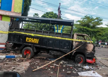 Mobil polisi yang rusak dalam tragedi di Stadion Kanjuruhan, Kabupaten Malang.
