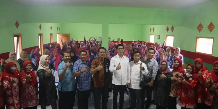 Peresmian program Warung Bergulir oleh Yayasan Janaka Group di TK Sumberagung, Kecamatan Ngantang, Kabupaten Malang. Total ada sekitar 90 guru yang tergabung di IGTKI Malang.