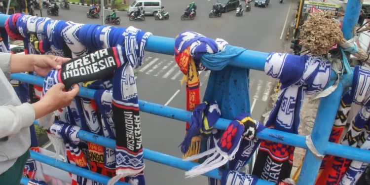 Aksi simpatik suporter gantung syal di Jembatan penyeberangan di wilayah Kecamatan Blimbing, Kota Malang, sebagai respon atas penegakan hukum peristiwa kelam di Stadion Kanjuruhan 1 Oktober 2022 itu.