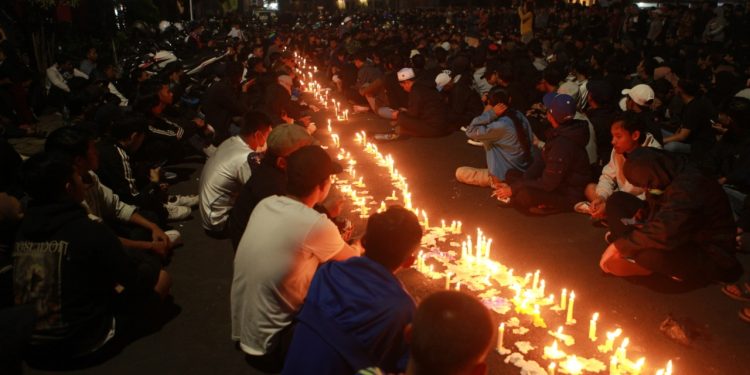 Aremania nyalakan lilin menggelar doa bersama di Stadion Gajayana, Kota Malang.