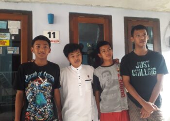Angga (baju putih) bersama teman-temannya saat berada di rumah duka. Foto : M Sholeh/Tugumalang.id