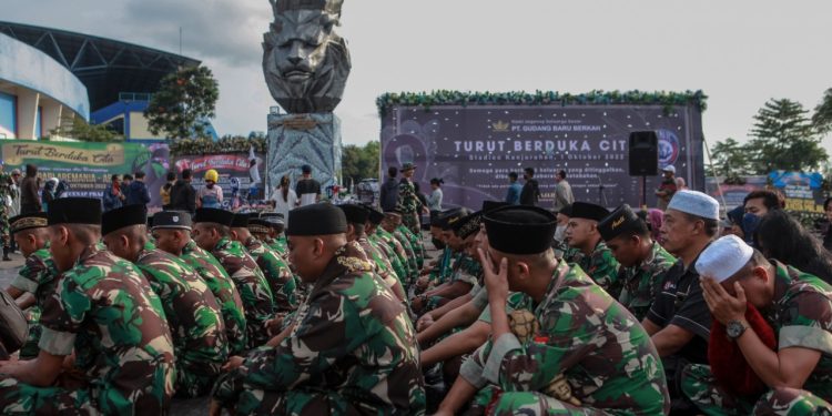 Anggota TNI menggelar tahlil dan mendoakan korban Tragedi Kanjuruhan, Selasa (4/10/2022). Foto Bayu Eka/Tugumalang.id