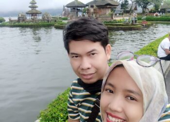 Dewi Khusnul Khotimah dan suaminya, Androkalas Yandiba Jalu Pradana Suratman, saat menikmati liburan di Bali.