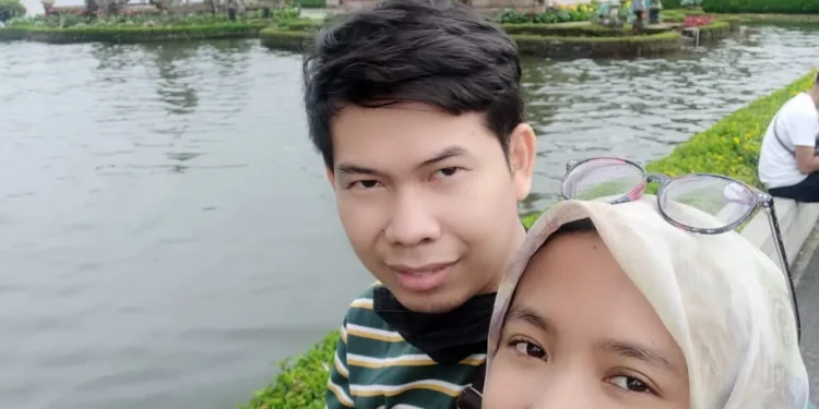 Dewi Khusnul Khotimah dan suaminya, Androkalas Yandiba Jalu Pradana Suratman, saat menikmati liburan di Bali.
