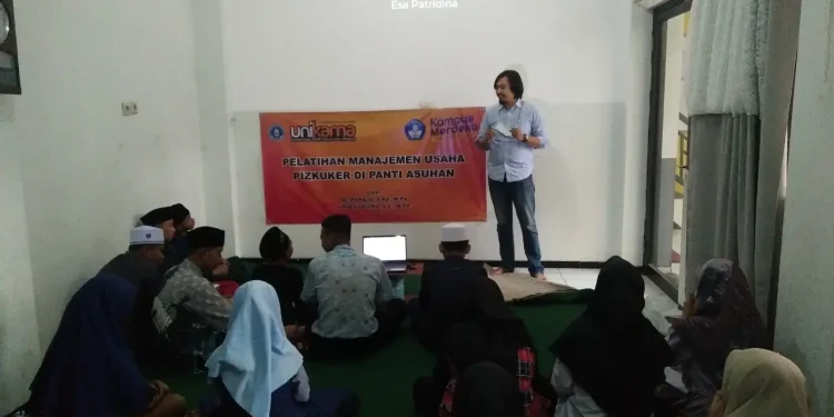 Suasana pemaparan pateri kepada anak didik panti asuhan.