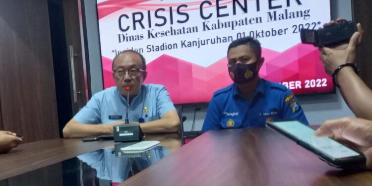 Kepala Dinas Kesehatan drg Wiyanto Wijoyo (kiri) saat memberikan keterangan pada pers.