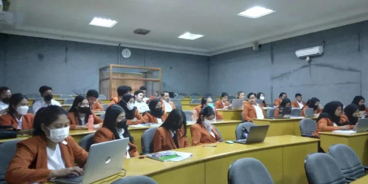 Mahasiswa yang mengikuti program Praktisi Mengajar.