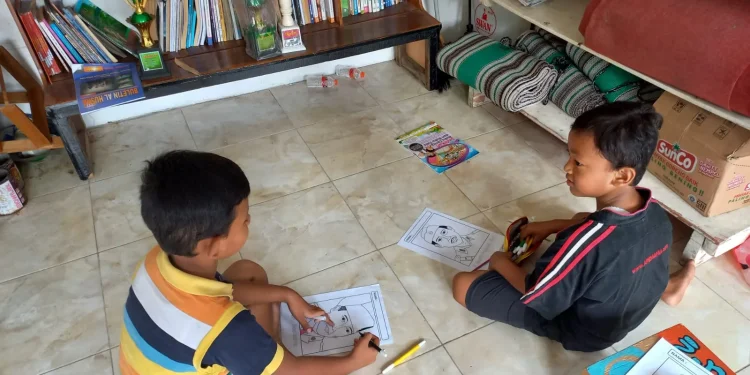 Salah satu aktivitas Tebar Baca, mewarnai gambar tokoh pahlawan.